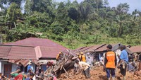 Banjir dan tanah longsor diakibatkan tingginya intensitas hujan dan meluapnya aliran sungai di desa tersebut. (Foto: Rizky Adha Mahendra/detikcom)