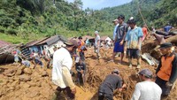 Saat ini warga gotong royong untuk mencari korban yang tertimbun longsor. (Foto: Rizky Adha Mahendra/detikcom)