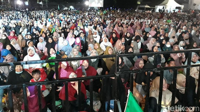 Tahlil Akbar dan Sholawatan Mengenang Bung Karno di Benteng Vastenburg Kota Solo, Jumat (24/6) malam.