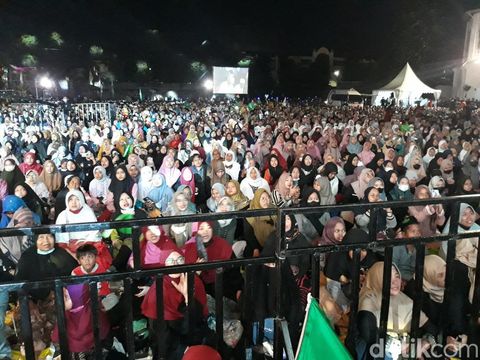 Tahlil Akbar dan Sholawatan Mengenang Bung Karno di Benteng Vastenburg Kota Solo, Jumat (24/6) malam.