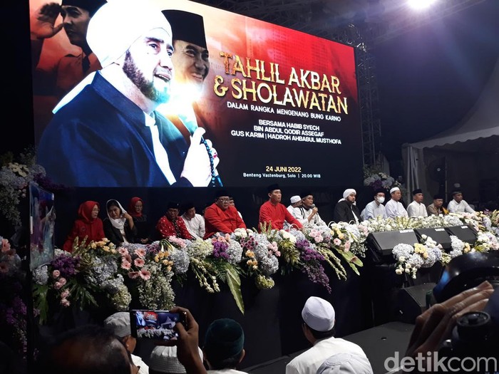 Tahlil Akbar dan Sholawatan Mengenang Bung Karno di Benteng Vastenburg Kota Solo, Jumat (24/6) malam.