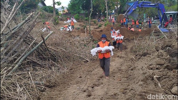 Makam Dibongkar Imbas Tol KLBM, Petugas Temukan Sejumlah Mayat Masih