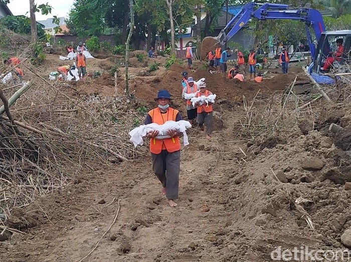Tol KLBM Makam Dibongkar Imbas Tol KLBM, Petugas Temukan Sejumlah Mayat Masih