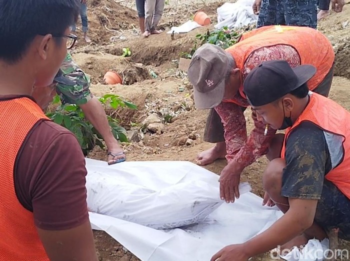 Makam Dibongkar Imbas Tol KLBM, Petugas Temukan Sejumlah Mayat Masih