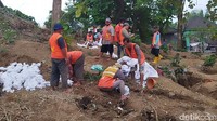 Makam di Desa Lebanisuko, Kecamatan Wringinanom, Gresik dibongkar karena terdampak proyek Tol KLBM/Foto: Jemmi Purwodianto/detikJatim