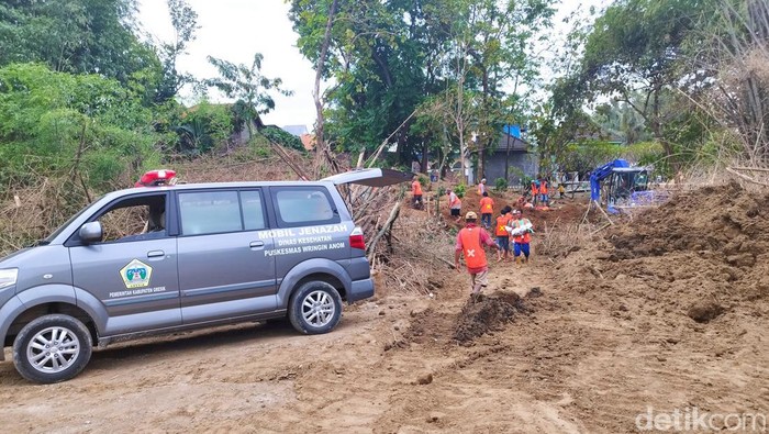 Makam Dibongkar Imbas Tol KLBM, Petugas Temukan Sejumlah Mayat Masih
