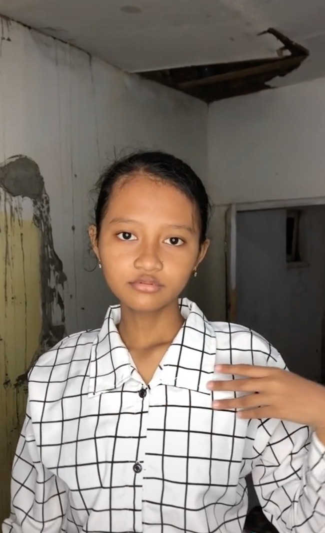 Awalnya gadis dalam video tampak pucat tanpa mengenakan makeup sama sekali dan hanya mengenakan kemeja kotak-kotak berwarna putih. Rambutnya pun terlihat hanya dikat ke belakang. Foto: TikTok/@panggilakunano