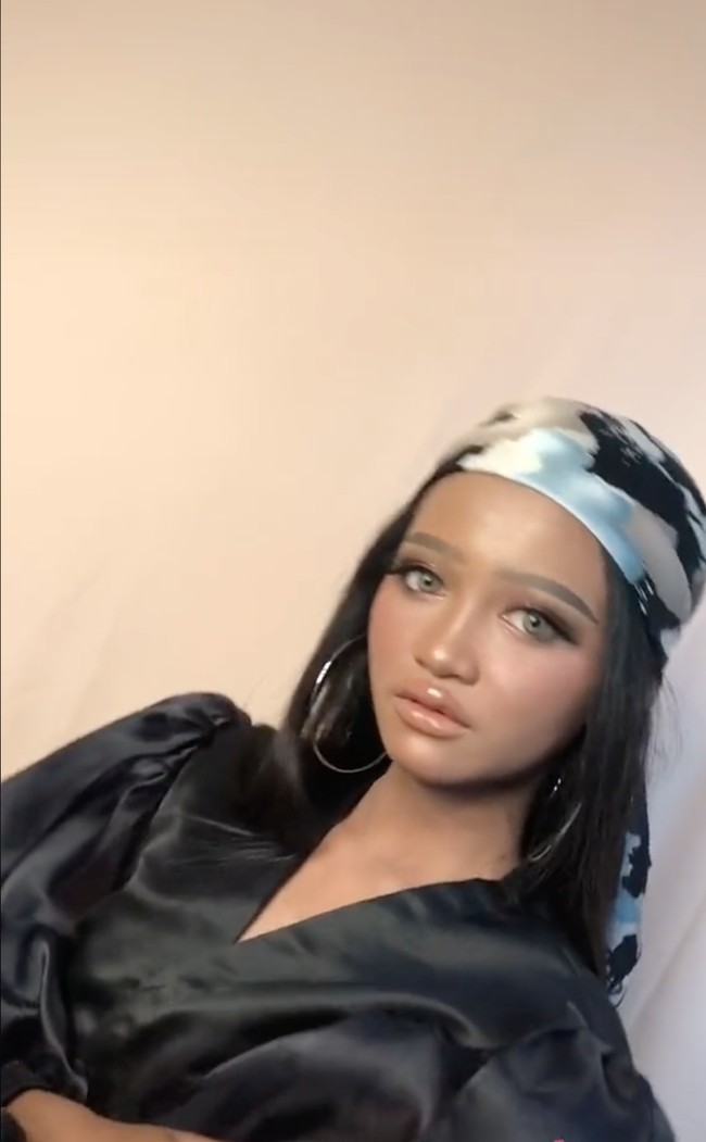 Setelah di makeup dan didandani, gadis tersebut pun  berubah dan terlihat manglingi. Beberapa netizen memuji dan menyebutnya jadi mirip dengan model internasional. Foto: TikTok/@panggilakunano
