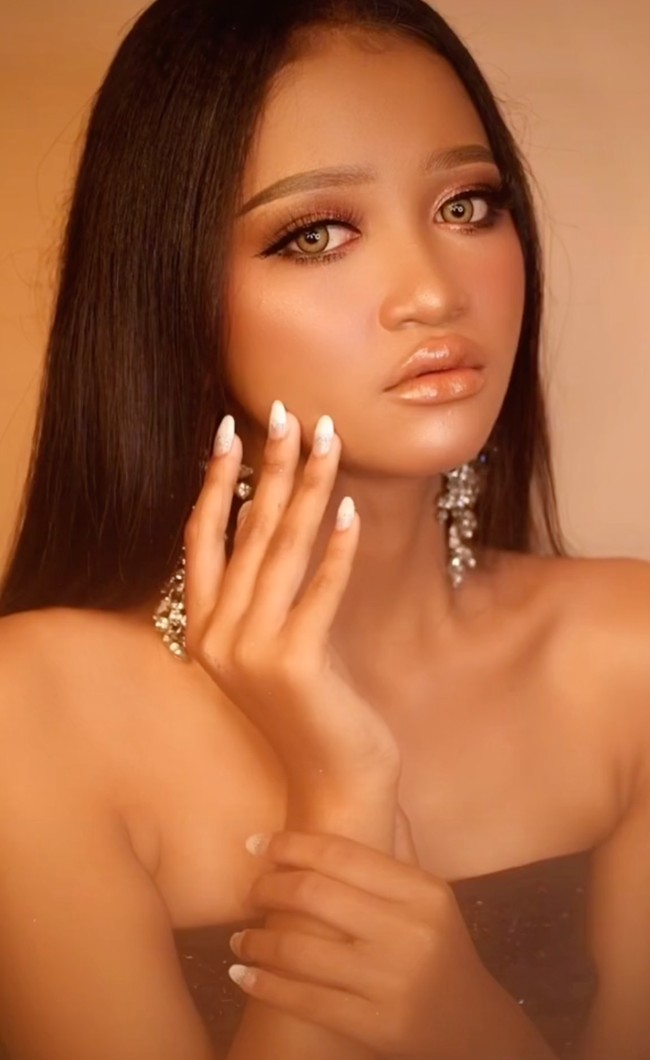 Berdasarkan hasil wawancara Wolipop dengan pengunggah video yang bernama Nano Agus selaku penata gayanya, diketahui bahwa gadis dalam video tersebut memang merupakan seorang model catwalk dan beauty yang bernaama Olive Han. Foto: TikTok/@panggilakunano