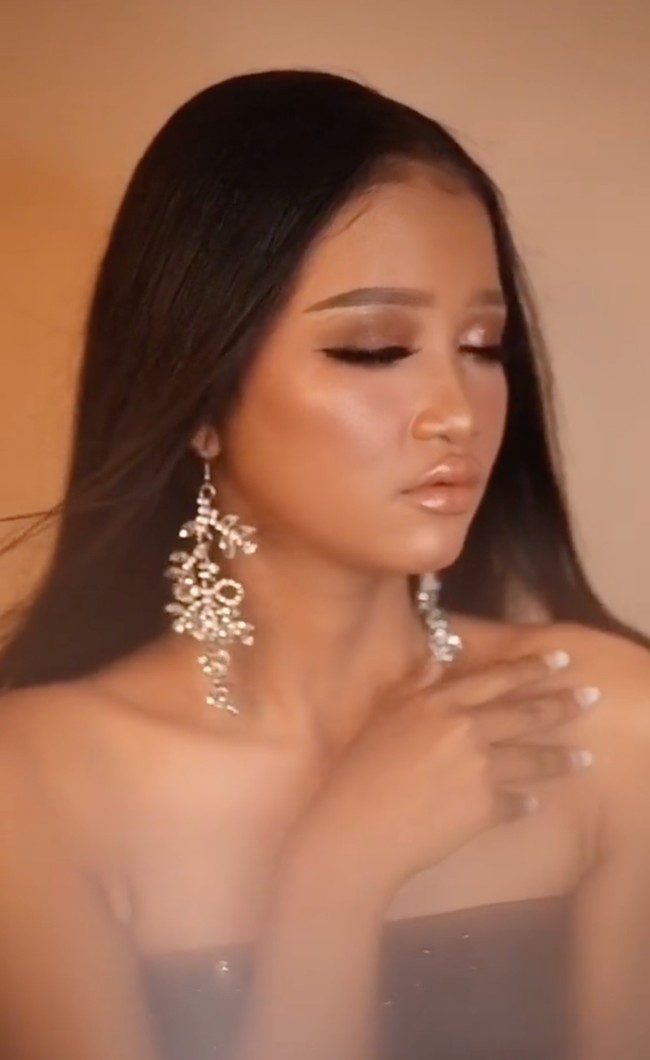 Olive Han merupakan gadis asal Situbondo yang masih berusia 16 tahun. Foto-foto Olive ketika didandani pun banyak mencuri atensi karena jadi terlihat bak model internasional, seperti dalam fotonya yang satu ini. Foto: TikTok/@panggilakunano