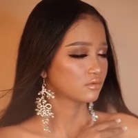 Olive Han merupakan gadis asal Situbondo yang masih berusia 16 tahun. Foto-foto Olive ketika didandani pun banyak mencuri atensi karena jadi terlihat bak model internasional, seperti dalam fotonya yang satu ini. Foto: TikTok/@panggilakunano