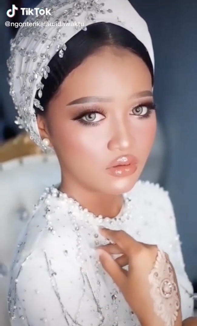 Walaupun hingga saat ini masih ada beberapa orang yang menganggap bahwa cantik itu adalah dengan memiliki kulit yang berwarna terang, foto-foto Olive tersebut seolah menampik anggapan tersebut. Karena apapun warna kulitmu, kamu bisa terlihat cantik tanpa harus mengubahnya. Foto: TikTok/@panggilakunano