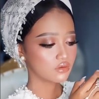 Dengan pulasan makeup bernuansa nude dan hasil yang glowing membuat Olive tampak begitu menawan. Ditambah dengan penataan busana yang sesuai, Olive pun berhasil disulap jadi seperti model internasional. Foto: TikTok/@panggilakunano