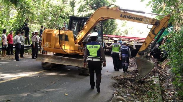 Truk tronton terbalik sebabkan lalin macet 2 jam di Sidrap (Dok. Istimewa).