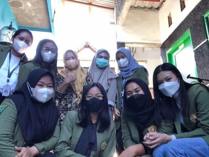 Kuliah Kerja Nyata (KKN) merupakan kegiatan yang lumrah dilakukan
oleh mahasiswa semester 6. Seperti yang dilakukan mahasiswi Universitas
Pembangunan Nasional Veteran Jawa Timur.