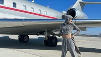 Lisa pun menyempatkan diri untuk berpose di depan jet pribadi. Foto: (dok. Instagram)
