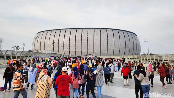 Malam puncak Jakarta Hajatan ke-495 dihelat di Jakarta International Stadium (JIS), Sabtu (25/6/2022). Warga pun mulai memadati JIS jelang malam puncak acara.