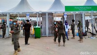 Sejumlah petugas telah disiagakan untuk memeriksa warga yang memasuki JIS.