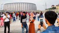 Sebagian warga juga berfoto-foto bareng keluarga sebelum memasuki JIS.