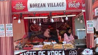 Kangen dengan jajanan Korea? Mampir ke gerai Korean Village. Di sini menjual corndog, hotbar, hingga fried chicken yang halal. Harganya dari Rp 35 ribu. Foto: detikFood