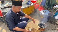 Tak lengkap berburu kuliner di PRJ, tanpa mencicipi kerak telor khas Betawi. Ada lebih dari 50 penjual kerak telor di sini, harganya dari Rp 25 ribu. Foto: detikFood