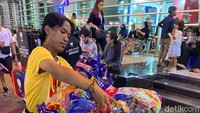 Jangan lupa beli oleh-oleh paket snack berisi aneka makanan ringan murah meriah , seharga Rp 10 ribuan saja. Foto: detikFood