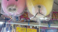 Bagi yang kulineran di PRJ bareng anak dan keluarga, ada Cotton Candy Art dengan aneka bentuk lucu. Ukuran sebesar ini harganya Rp 40 ribu. Foto: detikFood