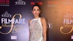 Letupan Pesona Karisma Kapoor di Usia 48 Tahun