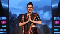 Saat debut, usia Karisma Kapoor baru menginjak 16 tahun. (Foto: Hindustan Times via Getty Images/Hindustan Times)