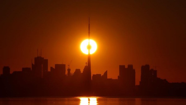 Ilusi optik pun membuat matahari seakan tertusuk Menara CN yang khas.