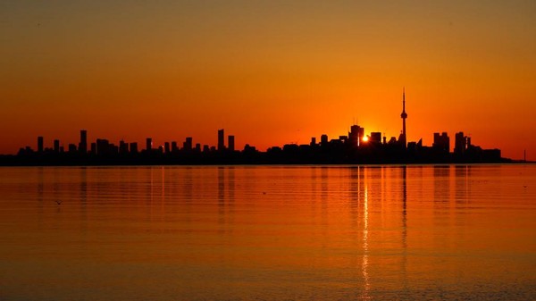 Begini suasana pusat kota Toronto, Kanada, saat matahari terbit mulai menampakkan dirinya.