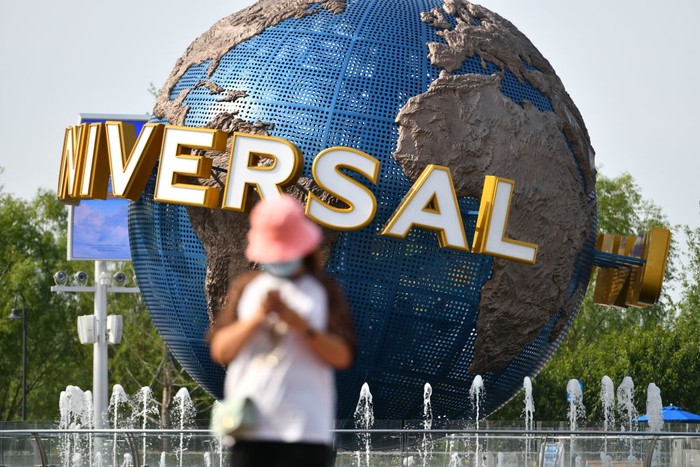 BEIJING, CHINA - JUNE 25: Tourists visit Universal Studios Beijing on the reopening day after a nearly two-month closure due to the recent COVID-19 resurgence on January 22, 2022 in Beijing, China. (Photo by VCG/VCG via Getty Images)