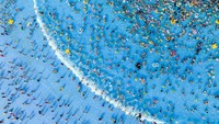 Kolam renang tersebut dilengkapi dengan wahana ombak buatan yang membuat warga betah berlama-lama saat berenang.