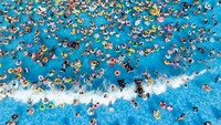Mereka pun menggunakan ban karet saat berenang demi keselamatan.