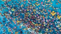 Foto udara memperlihatkan lautan manusia yang menyemut di sebuah kolam renang di kawasan Nanjing, China, Sabtu (26/6/2022).