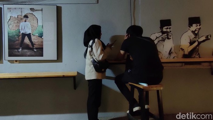 Fotografer Tjandra Moh Amin bersama dengan  Yayasan Syair Untuk Sahabat menggelar pameran foto bertajuk Explain di Kafe Digra, Cilandak Jakarta Selatan.