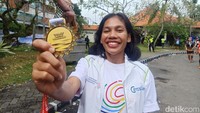 Sementara itu, pemenang pertama kategori marathon 42 kilometer perempuan diraih oleh Odekta Elvina Naibaho dengan catatan waktu 2 jam 53 menit. Perempuan kelahiran Soban, Sumatera Utara, ini mengaku menemukan banyak tantangan sepanjang rute yang dia tempuh. Ni Made Lastri Karsiani Putri/detikcom.