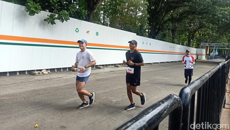 Pelari Indonesia Agus Prayogo menjadi yang tercepat usai finis di ajang Indonesia International Marathon (IIM) 2022 di Bali.