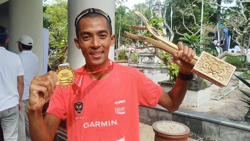 Agus Prayogo jadi pelari tercepat kategori marathon 42 kilometer dalam ajang Indonesia International Marathon (IIM) Bali 2022 pada Minggu (26/6/2022).