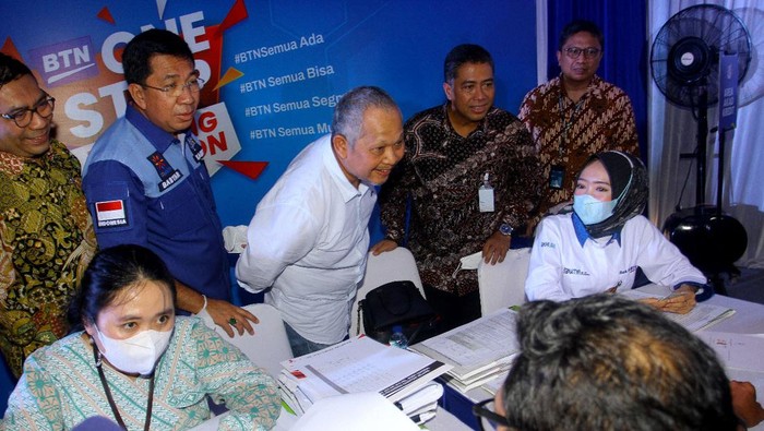 Akad Massal KPR 10.000 Rumah untuk Rakyat Direktur Jenderal Pembiayaan Infrastruktur Kementerian PUPR Herry Trisaputra Zuna didampingi Direktur Consumer Bank BTN Hirwandi Gafar (kiri) dan Deputi Komisioner BP Tapera Ariev Baginda Siregar (tengah) secara simbolis menyerahkan kunci kepada debitur KPR FLPP yang mengikuti kegiatan Akad Massal KPR Subsidi yang dilakukan secara serentak di beberapa Kantor Cabang BTN yang dipusatkan penyelenggaraannya di Palembang, Sumatera Selatan