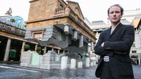 Ini adalah Alex Chinneck sang pembuat bangunan ajaib tersebut.