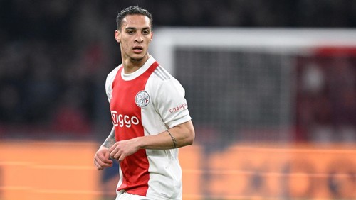 AMSTERDAM, NETHERLANDS - MARCH 15: Antony of Ajax Amsterdam looks on during the UEFA Champions League Round Of Sixteen Leg Two match between AFC Ajax and SL Benfica at Johan Cruyff Arena on March 15, 2022 in Amsterdam, Netherlands. (Photo by Mario Hommes/DeFodi Images via Getty Images)