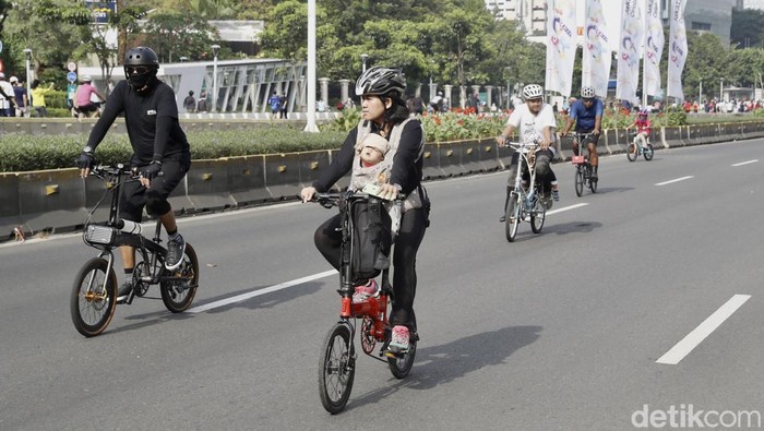 Lonjakan kasus aktif COVID-19 DKI Jakarta menyentuh angka delapan ribu pasien. Meski begitu warga tetap menjaga kebugaran dengan berolahraga.