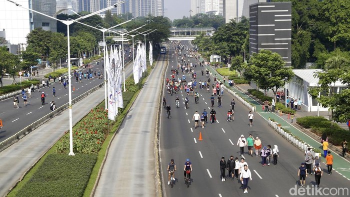 Lonjakan kasus aktif COVID-19 DKI Jakarta menyentuh angka delapan ribu pasien. Meski begitu warga tetap menjaga kebugaran dengan berolahraga.