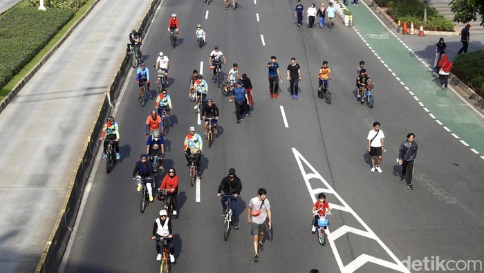 Antusias CFD Jakarta di Tengah Lonjakan COVID-19 Lonjakan kasus aktif COVID-19 DKI Jakarta menyentuh angka delapan ribu pasien. Meski begitu warga tetap menjaga kebugaran dengan berolahraga.