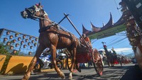 Arak-arakan tersebut digelar oleh Pemkot Padangpanjang.