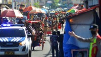 Arak-arakan bendi keliling kota Padang Panjang digelar dalam rangkaian kegiatan Pacu Kuda Alek Anak Nagari Padangpanjang, Batipuah, X Koto.