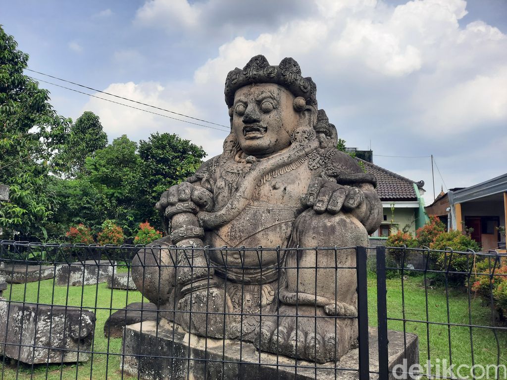 Arca Dwarapala peninggalan Kerajaan Singasari di Malang