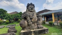 Kendati arca Dwarapala lumrah ditemukan di Indonesia, arca Dwarapala di Singosari ini memiliki ciri khas tertentu. Arca itu meskipun terlihat menakutkan tapi tetap menunjukkan unsur keindahan. Foto: Putu Intan/detikcom