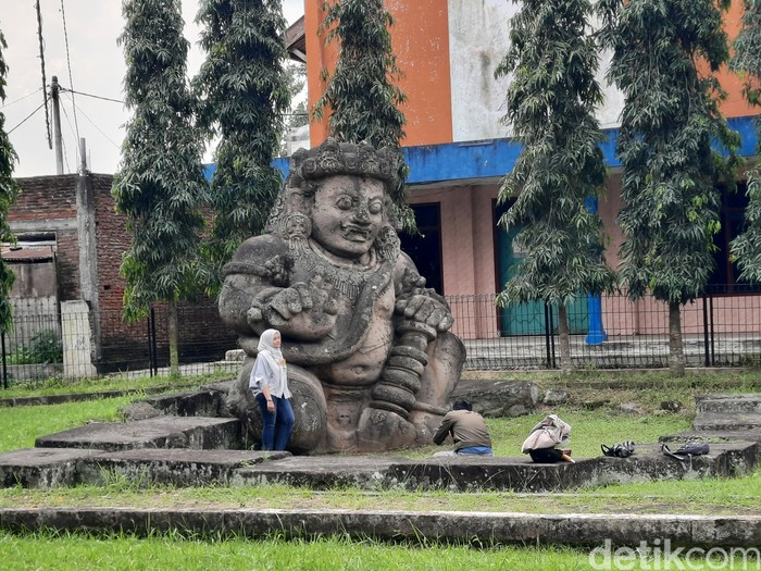 Arca Dwarapala peninggalan Kerajaan Singasari di Malang